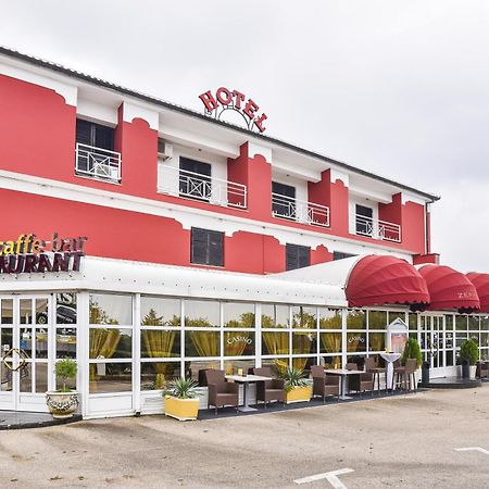 Hotel Zephyr - Plovanija Buje Eksteriør billede